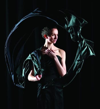 Lucy Hopkins in Le Foulard