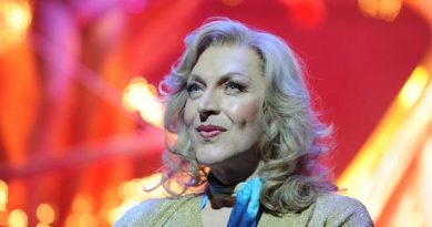 PRISCILLA Tony-Sheldon-as-Bernadette