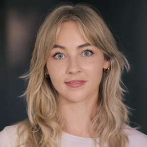 headshot_julia_robertson
